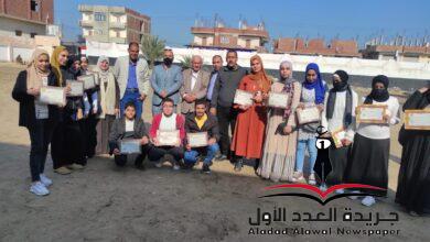 التعليم تكرم معلم مع طلابه لتنفيذ وسائل تعليمية فريدة