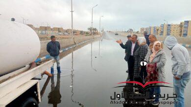متابعة اعمال كسح الامطار المتراكمة من شوارع السويس
