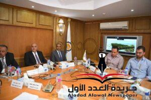 محافظ قنا يستعرض الموقف التنفيذي لأعمال ترفيق المناطق الصناعية