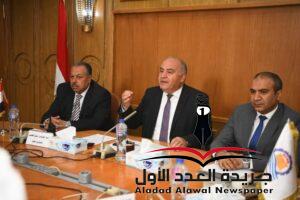 محافظ قنا يستعرض الموقف التنفيذي لأعمال ترفيق المناطق الصناعية