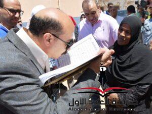 محافظ أسوان يسلم عدد من المنازل على الأسر المتضررة من السيول