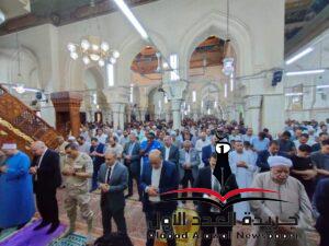 وسط جموع غفيرة.. محافظ قنا يؤدى صلاة عيد الأضحى المبارك 