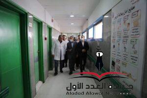 لإصابته أثناء العمل.. محافظ كفرالشيخ يطمئن على عامل