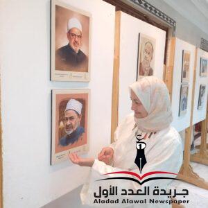 رئيس مركز تطوير الوافدين تتفقد الأعمال الفنية بمعرض الكاريكاتير