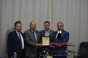 نائب رئيس جامعة الأزهر للوجه القبلي يكرم المحرصاوي