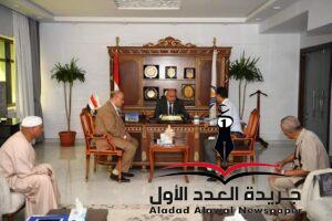 محافظ قنا يواصل استقبال المواطنين بمكتبه لبحث شكواهم