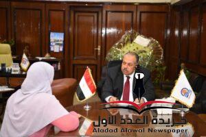محافظ قنا يواصل استقبال المواطنين بمكتبه لبحث شكواهم
