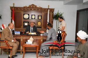 محافظ قنا يواصل استقبال المواطنين بمكتبه لبحث شكواهم