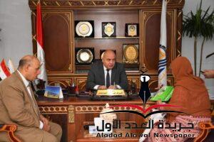 محافظ قنا يواصل استقبال المواطنين بمكتبه لبحث شكواهم