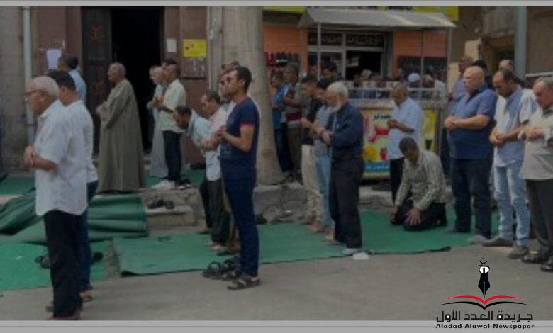 أهالي الاسكندرية يؤدون صلاة الجنازة على شقيق الفنان أحمد شيبة