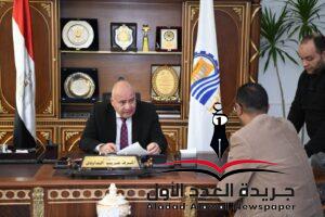 محافظ قنا يواصل إستقبال المواطنين لبحث شكواهم