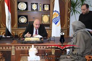 محافظ قنا يواصل إستقبال المواطنين لبحث شكواهم