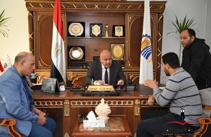 لبحث شكواهم .. محافظ قنا يواصل استقبال المواطنين بمكتبه