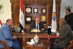 لبحث شكواهم .. محافظ قنا يواصل استقبال المواطنين بمكتبه