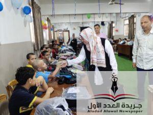 وكيل وزارة التضامن بالدقهلية تتفقد توزيع ملابس العيد للأطفال وكبار السن بنبروة