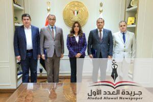وزيرة التنمية المحلية تشهد مراسم توقيع عقد توريد مجزرين متنقلين لذبح الماشية 