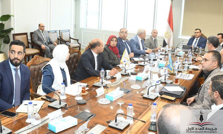 وزير الإسكان يعقد اجتماعًا مع مسئولي الشركة السعودية المصرية