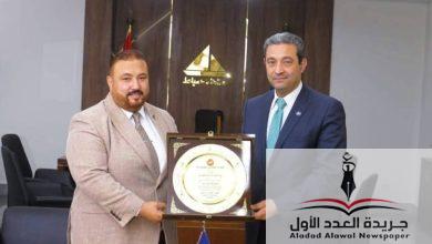 محافظ دمياط يتسلم درع الاتحاد المصرى للمصارعة تقديرًا لجهوده المبذولة