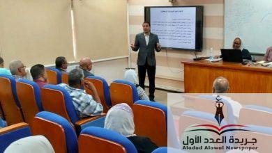 محافظ بني سويف يناقش نتائج مشاركة وحدة السكان في دورة تنمية مهارات القيادات