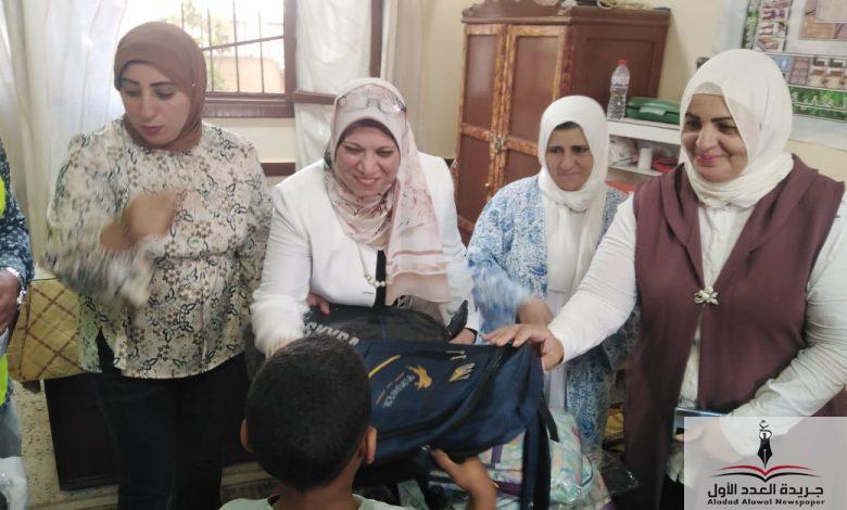 تسليم شنط وأدوات مدرسية لطلاب مدرسة الصم والبكم بالمنصورة