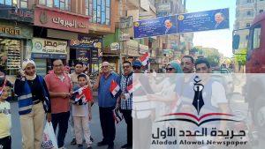 في ذكرى 30 يونيو "حماة الوطن" بالمنزلة يشارك المواطنين احتفالاتهم بتوزيع الأعلام المصرية